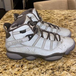 Jordan 6 Rings SE Shines in "Metallic Silver" men’s size 7.5